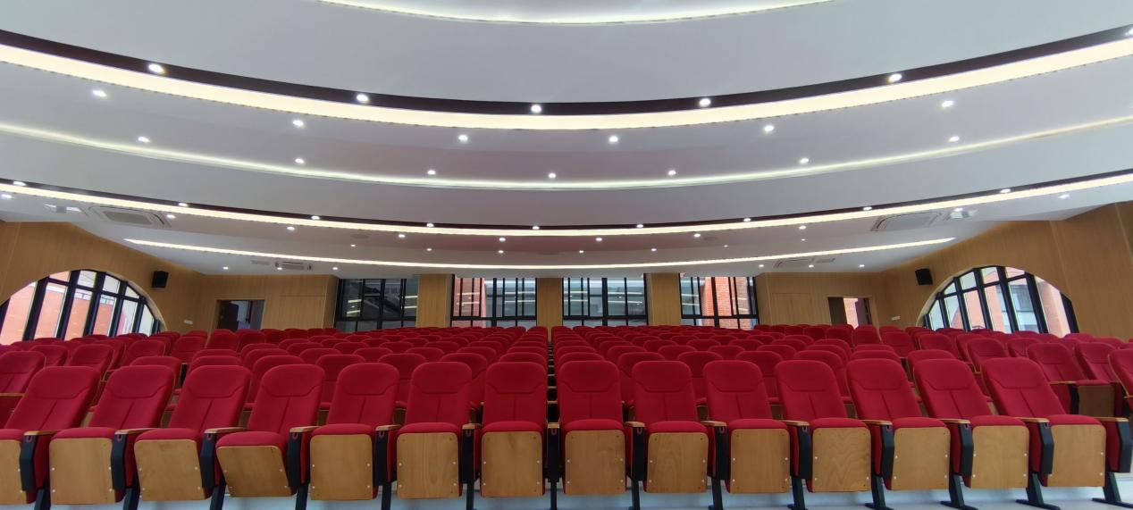 学校教学楼外景,环境安静,绿化良好,体现教育机构声环境优化效果