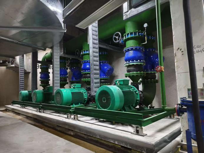 大型工厂车间内部,设备运行,工人操作,隔音屏障设置,体现工业降噪措施