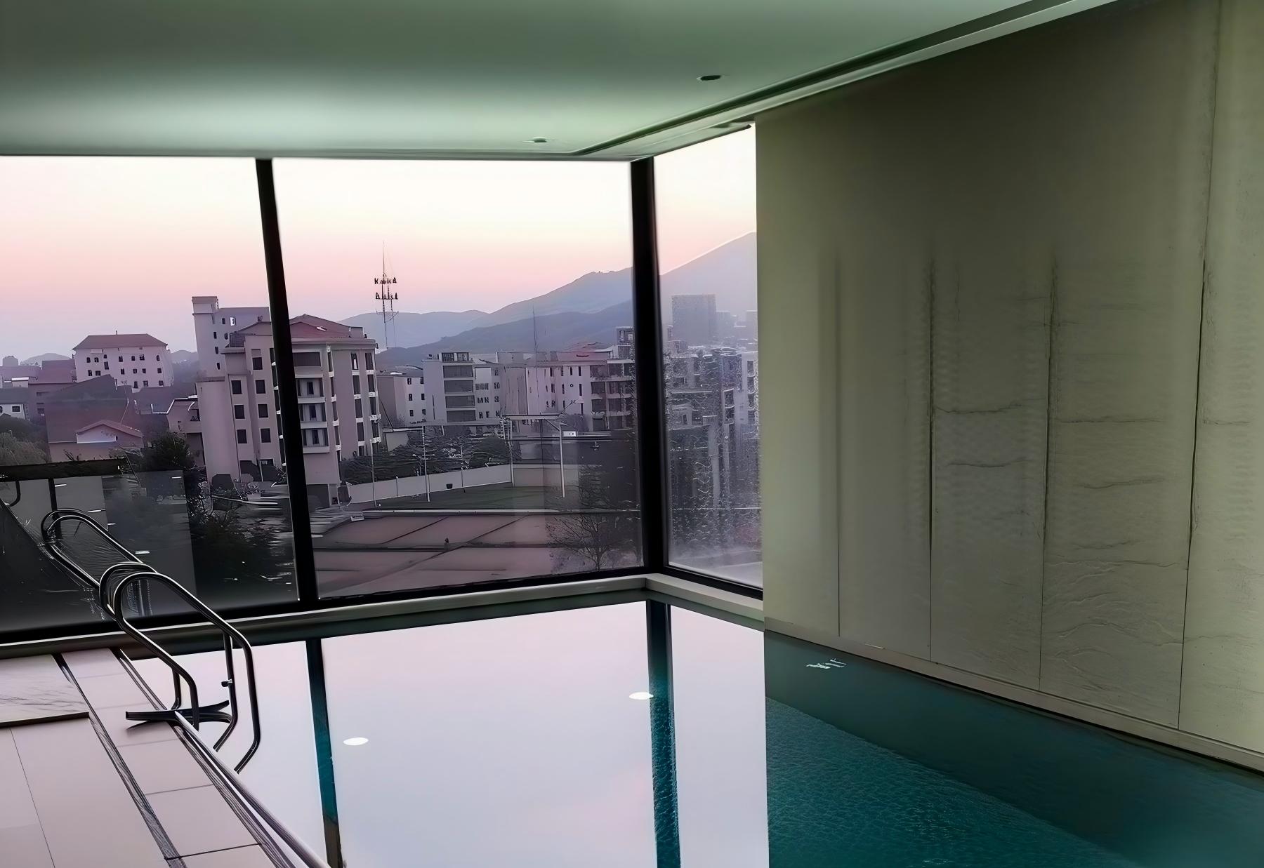 高端住宅小区外景,绿树成荫,建筑现代简约,环境宁静优美,体现高品质居住环境